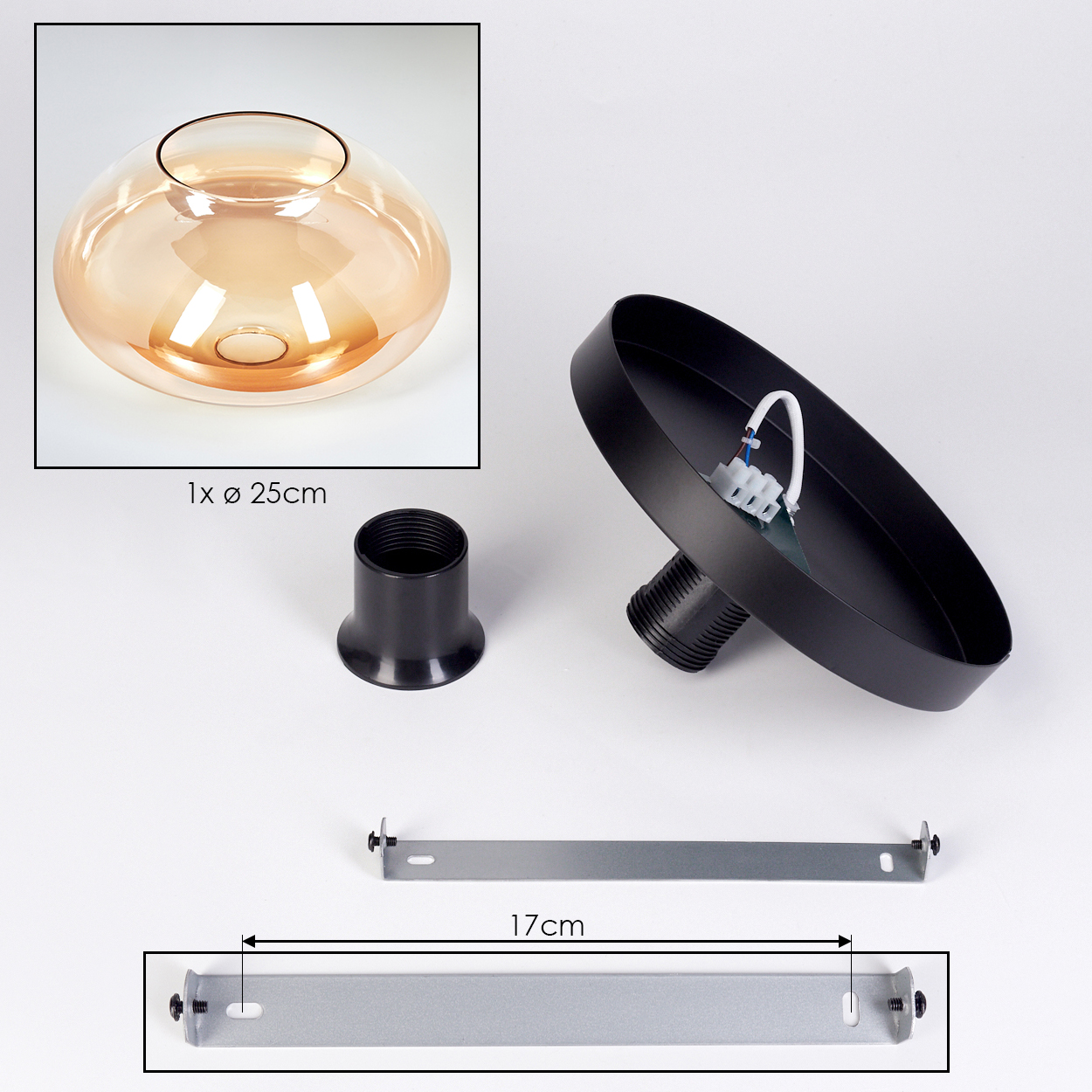 Eine zerlegte Lampe mit Glasschirm, schwarzem Sockel, Montagehalterung und schwarzer Deckenplatte mit Verkabelung.