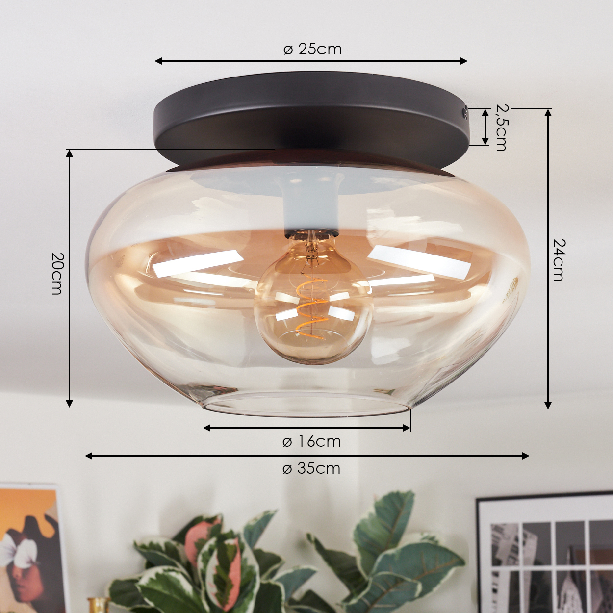 Eine moderne Deckenlampe mit braunem Metallsockel und Glasschirm. Die Glühbirne ist sichtbar. Abmessungen sind ebenfalls angegeben.