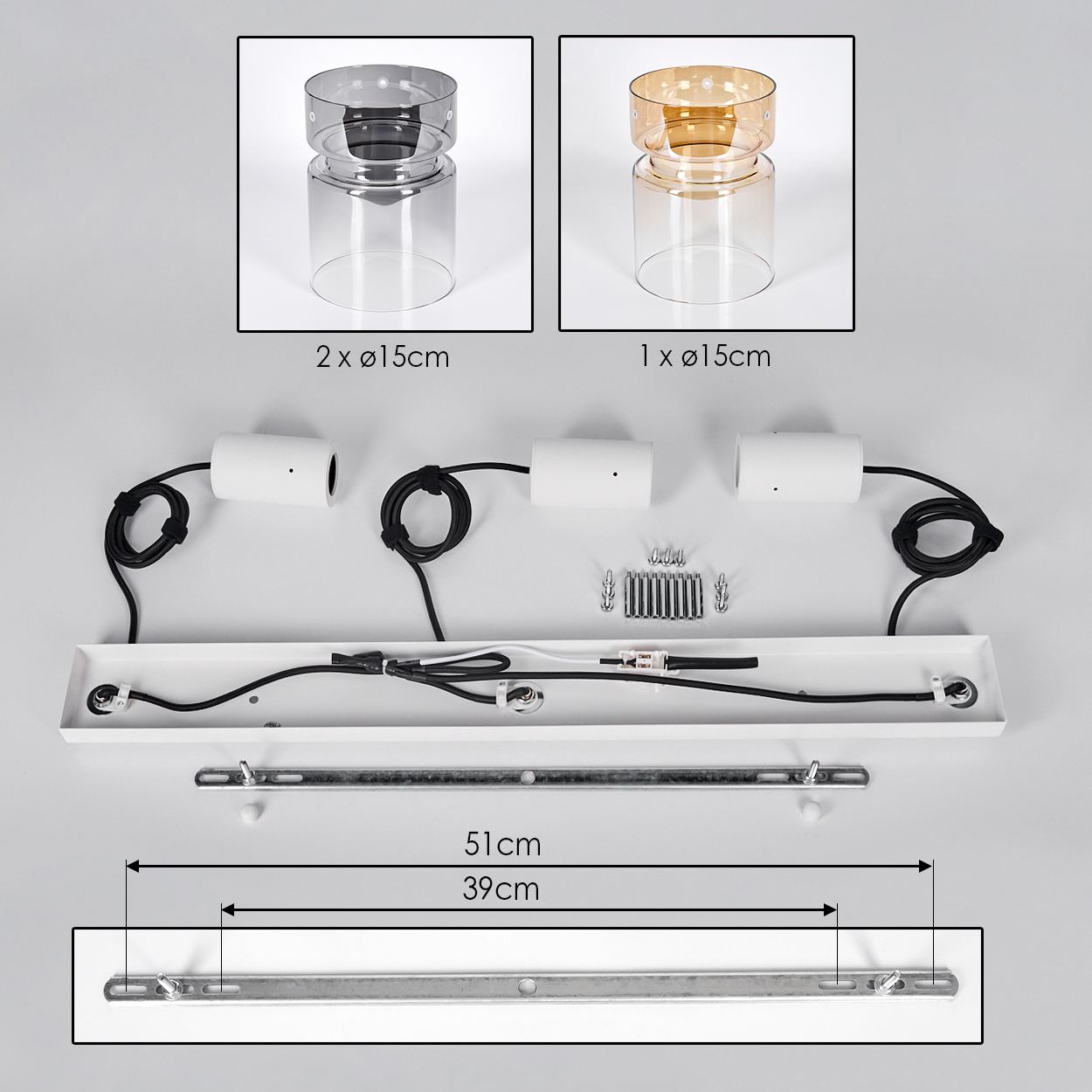 Draufsicht auf eine zerlegte Leuchte. Komponenten umfassen Glasschirme, weiße Armaturen, eine Metallstange und Schrauben.