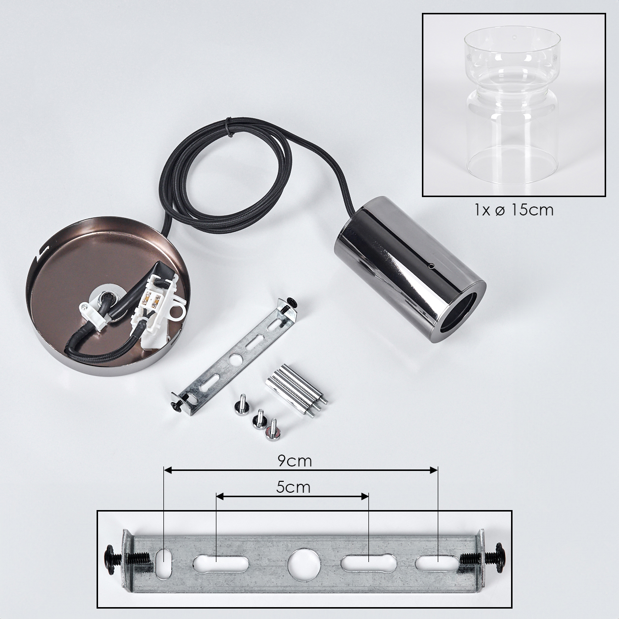 Zerlegte Pendelleuchte. Enthält Metallschirm, Glasschirm, Montagezubehör und Verkabelung auf weißer Oberfläche.