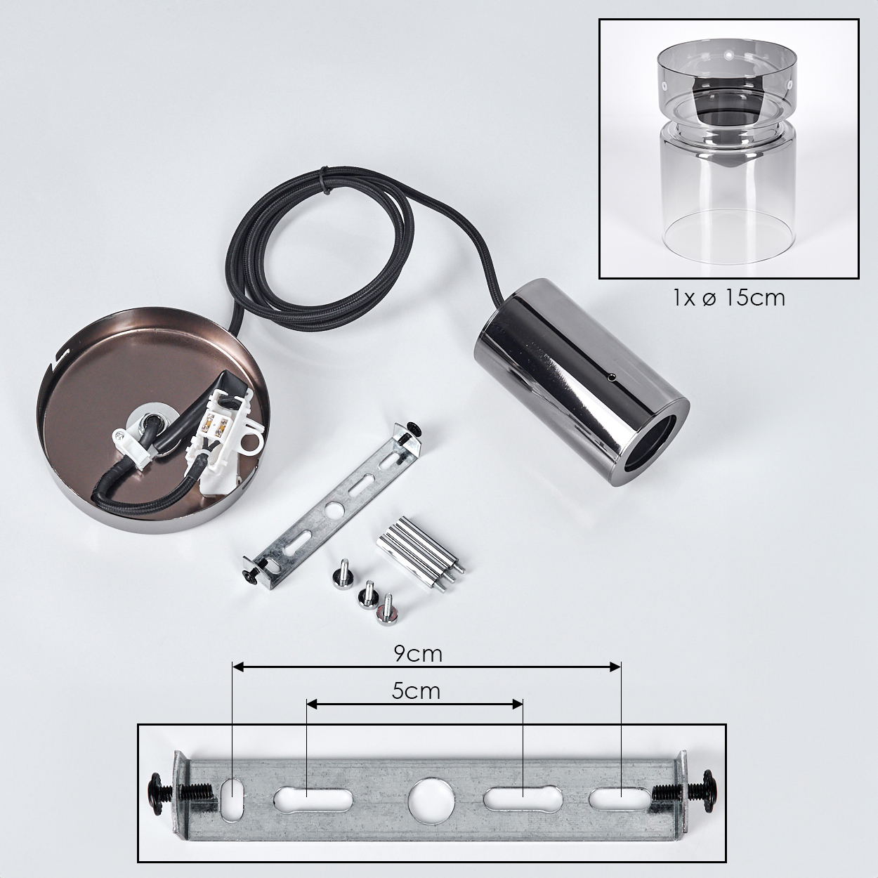 Zerlegte Teile einer Pendelleuchte: zylindrische Metallkomponente, Glasschirm, Befestigungsmaterial und Maße auf der Halterung.