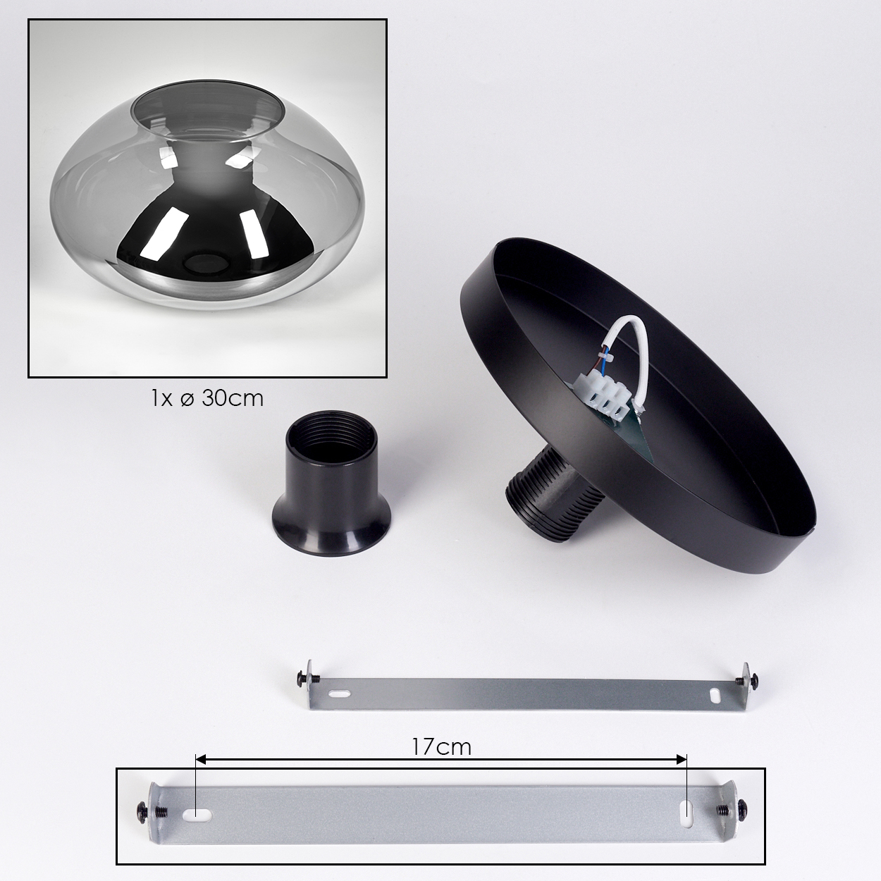 Bestandteile einer Lampe: ein Glaslampenschirm, ein schwarzer Lampenhalter, eine schwarze Deckenplatte, eine Montagehalterung und eine schwarze Fassung.