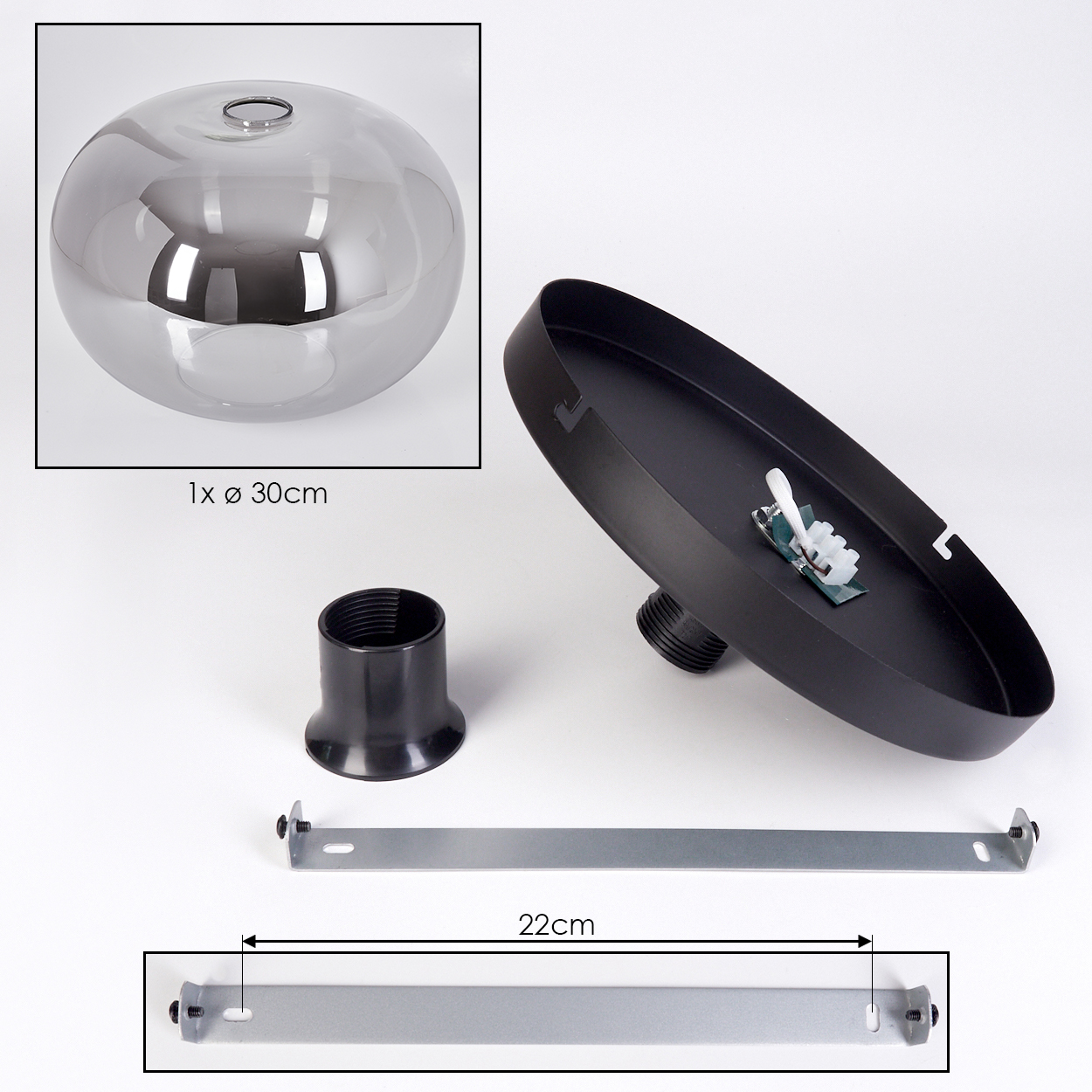 Zerlegte Lampenteile: rauchige Glaskugel, schwarze Deckenplatte, Lampenfassung und ein 22 cm langer Metallstab, alles auf weißem Untergrund.