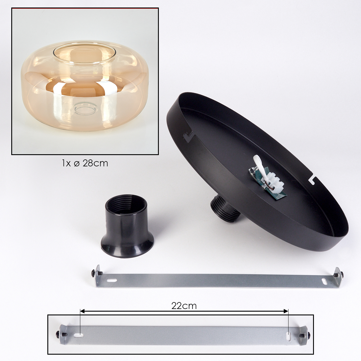 Komponenten einer Lampe: ein Glaslampenschirm, ein schwarzer Lampensockel, ein schwarzer Lampenhalter, eine Metallhalterung und eine schwarze Deckenplatte.