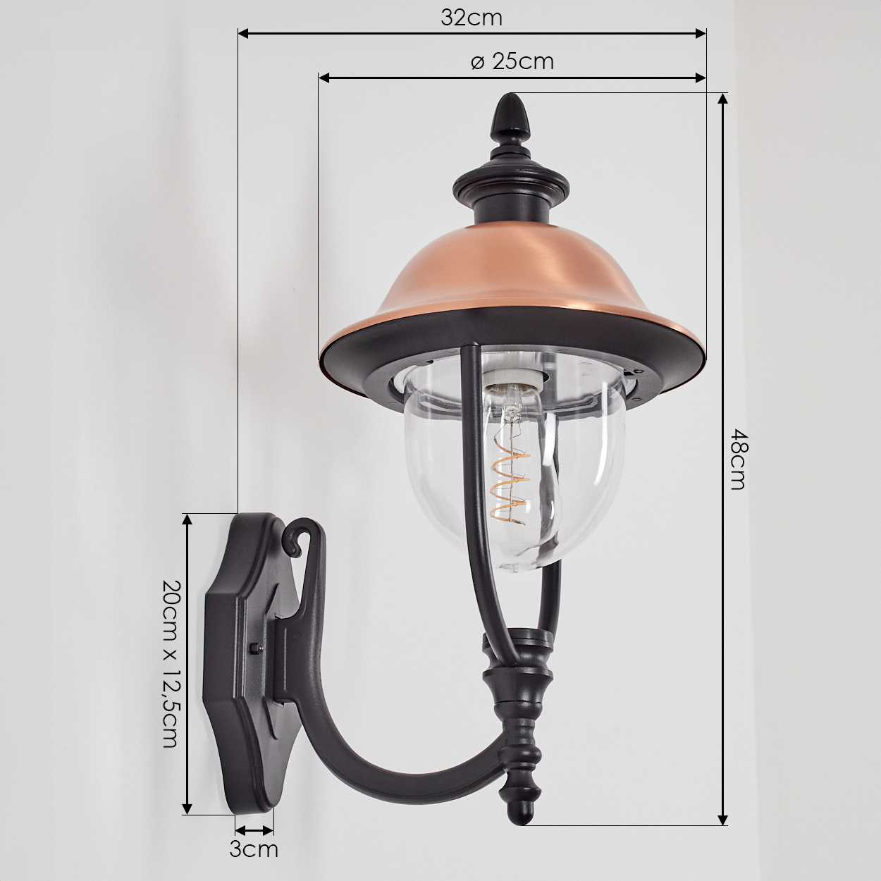 Eine an der Wand montierte Außenlampe mit schwarzem Rahmen, kupferfarbenem Oberteil und einem klaren Glaskolben. Abmessungen sind markiert.