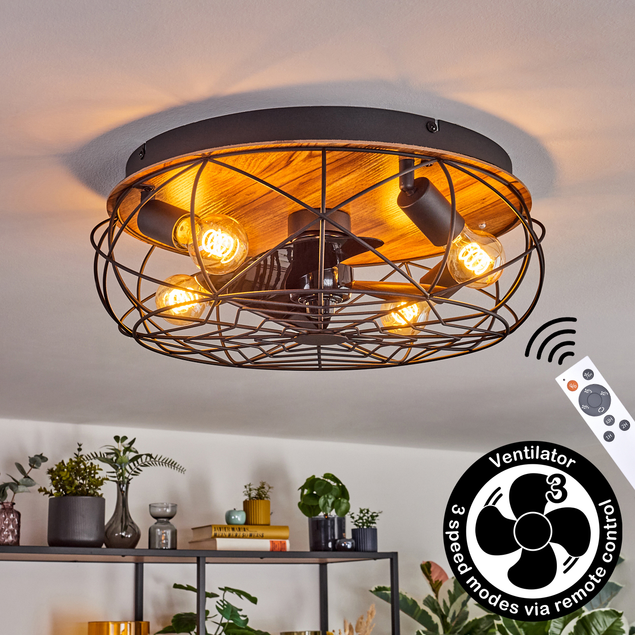 Deckenventilator mit Lichtern, schwarzem Käfig, Holzsockel. Mit Fernbedienung. Pflanzen auf Regal darunter.