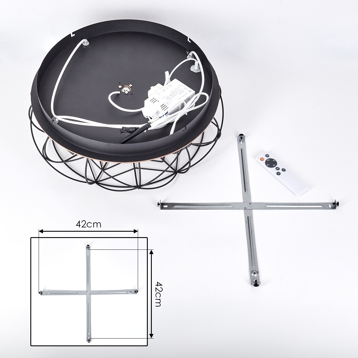 Draufsicht auf eine schwarze Deckenleuchte mit Drahtrahmen, Komponenten und Fernbedienung. Abmessungen von 42 cm sind angegeben.