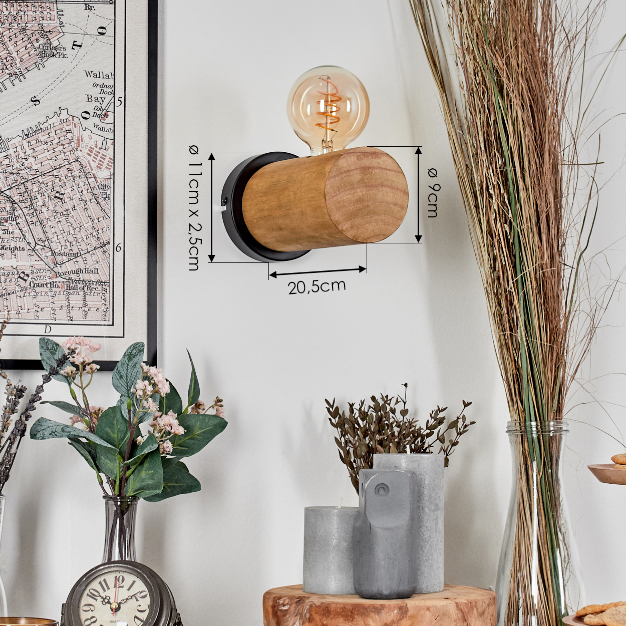 Eine Holzkörper-Lampe mit Glühbirne, Karte, Blumen und Deko-Objekten an weißer Wand. Abmessungen sind angegeben.