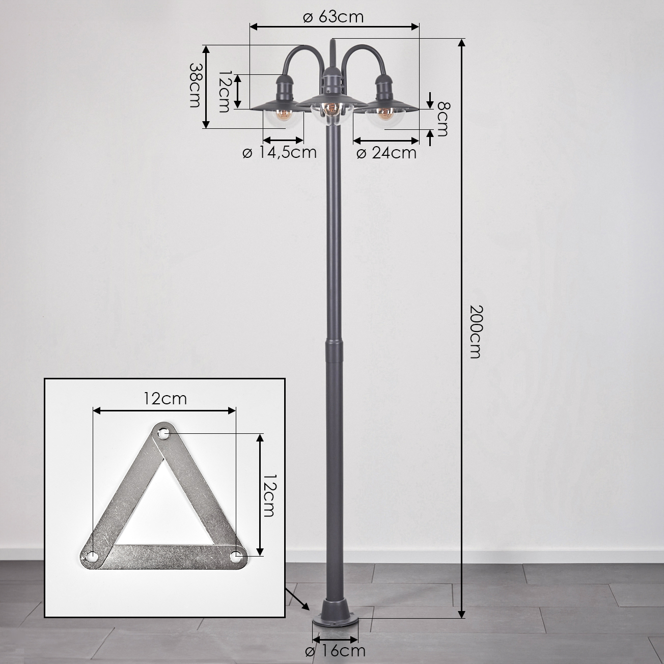 Dunkelgraue Außenlampe. Sie hat drei Lichter. Abmessungen sind beschriftet: Höhe 200 cm, Breite 63 cm. Eine Detailansicht des Sockels wird ebenfalls gezeigt.