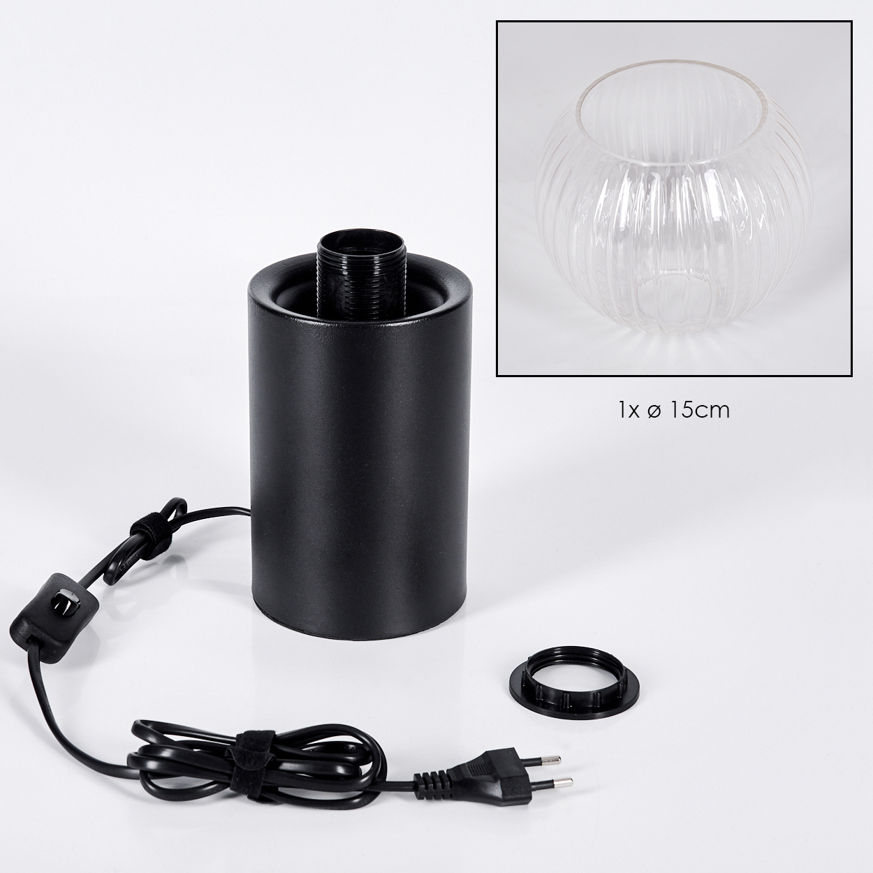 Schwarzer zylindrischer Lampensockel mit Netzkabel, Glaslampenschirm und schwarzem Ring auf weißer Oberfläche.
