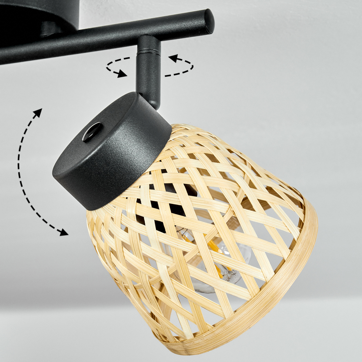 Eine moderne Lampe mit einem Lampenschirm aus gewebtem Bambus. Die Lampe ist schwarz und hat einen verstellbaren Kopf. Der Hintergrund ist weiß.