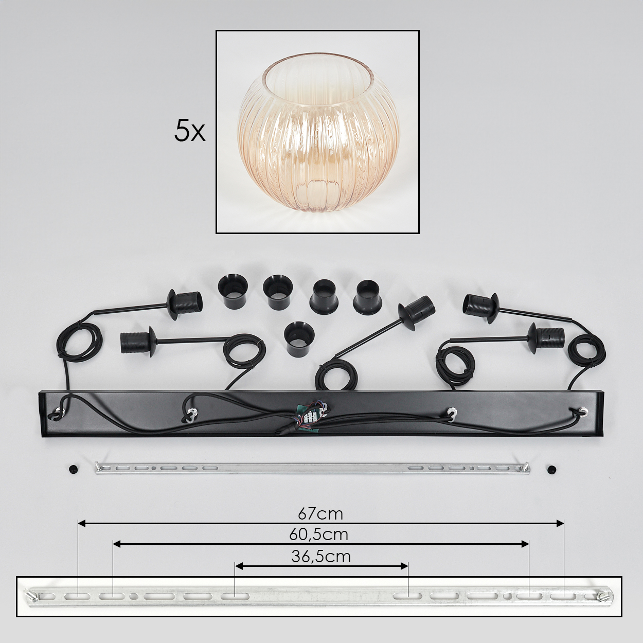 Deckenleuchte mit Glasschirmen, schwarzer Hardware und einer Metallhalterung. Maße sind angegeben.