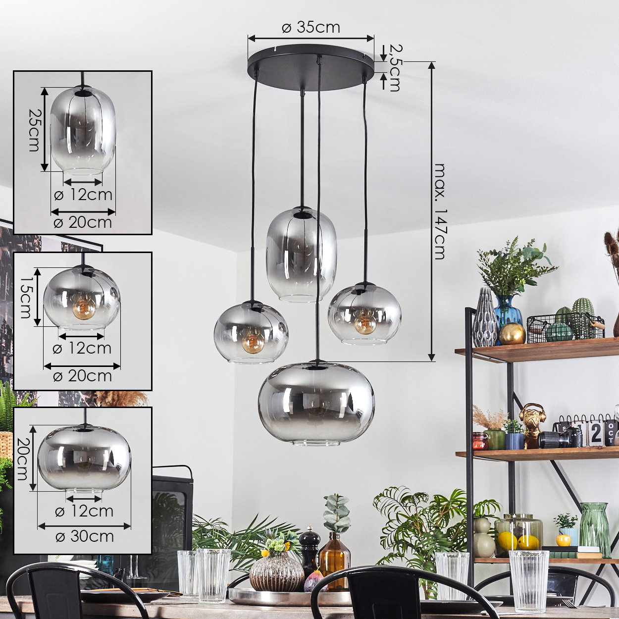 Eine moderne Hängeleuchte mit vier silberfarbenen Glasschirmen hängt über einem Tisch. Im Hintergrund ein Regal mit Dekoration.