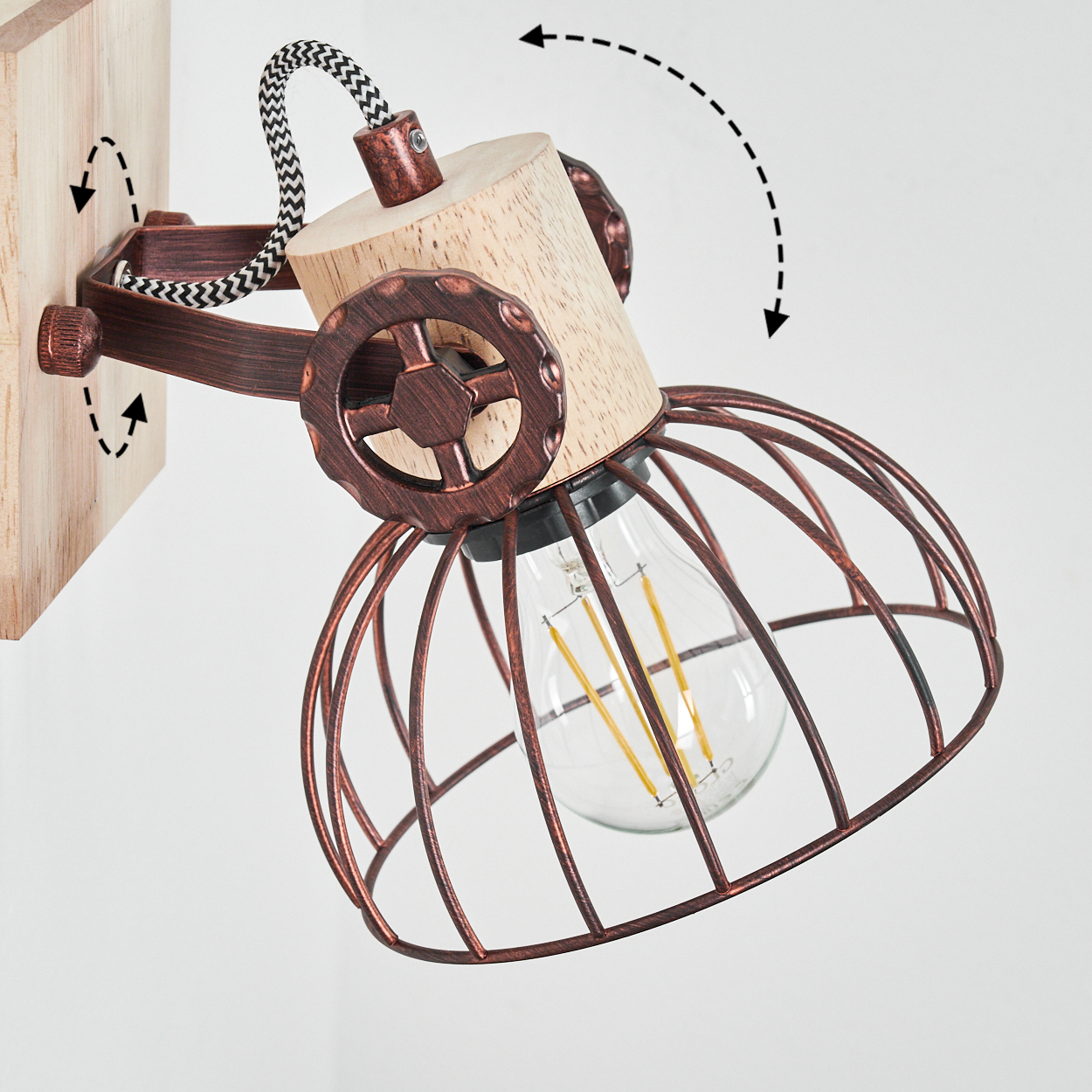 Eine rustikale Wandlampe mit Holzsockel, Kupferrahmen und käfigartigem Lampenschirm. Die Glühbirne ist im Käfig sichtbar.