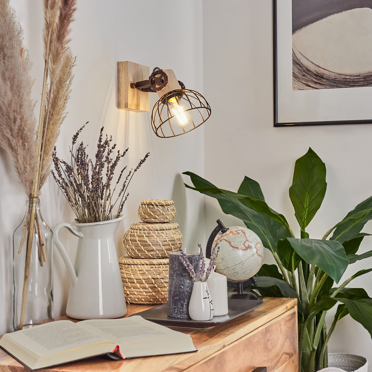 Eine Zimmerecke mit Lampe, Pflanze, Globus und Dekorationen auf einem Holztisch. Ein Buch ist aufgeschlagen.