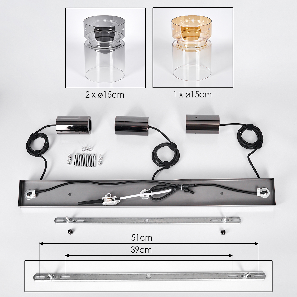 Deckenleuchtenkomponenten: Glasschirme, dunkle Metallzylinder, Montagehalterungen, Drähte und Schrauben auf weißer Oberfläche.