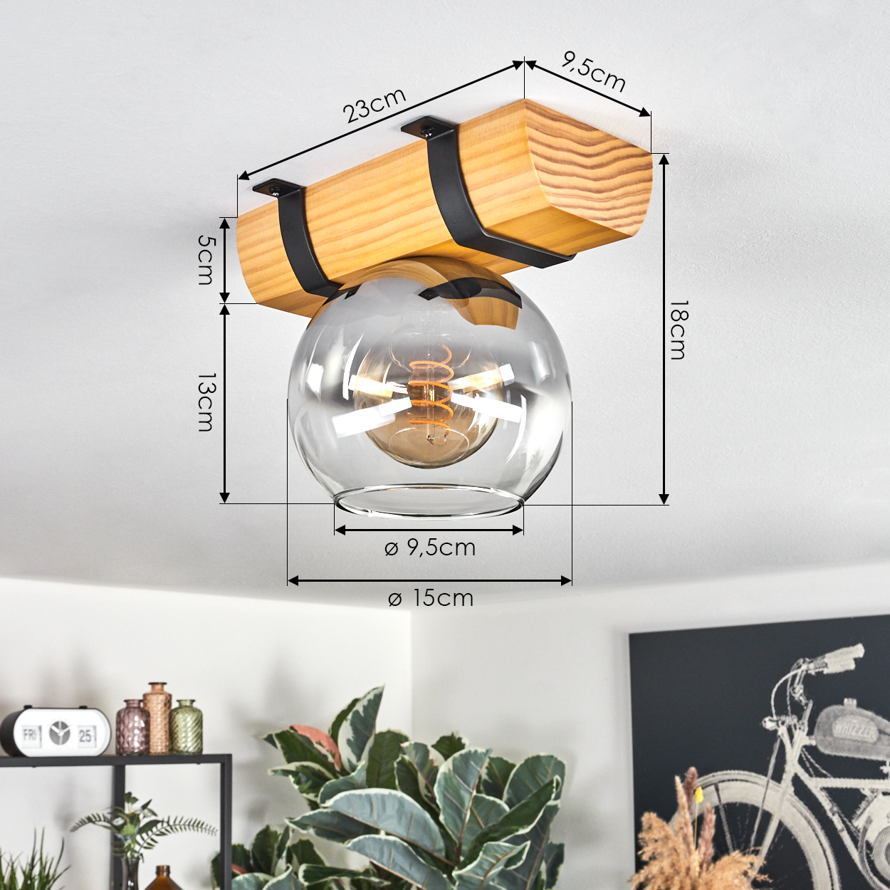 Eine moderne Deckenlampe. Sie hat einen Holzbalken mit Metallhalterungen, die einen Glaskugelschirm halten. Im Inneren befindet sich eine Glühbirne.
