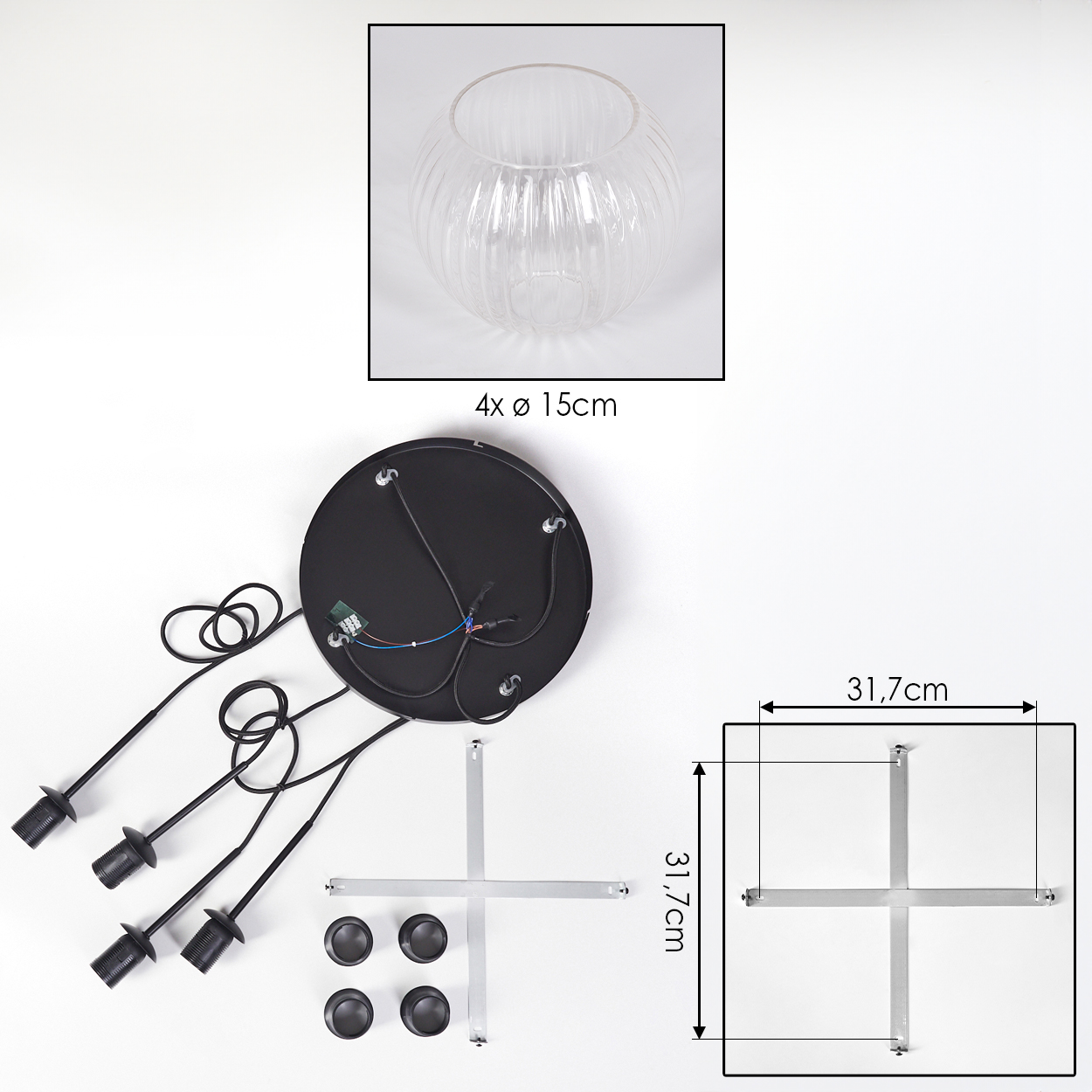 Bestandteile der Deckenleuchte: schwarze runde Basis, vier schwarze Glühbirnenhalter, klarer Glasschirm, Metallstützen und Maße.