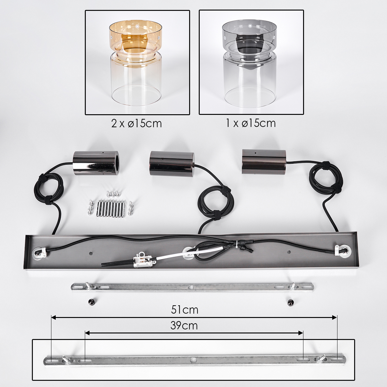 Komponenten der Deckenleuchte. Enthält Glasschirme, Metallzylinder, Befestigungsmaterial und eine lineare Basis. Maße sind angegeben.