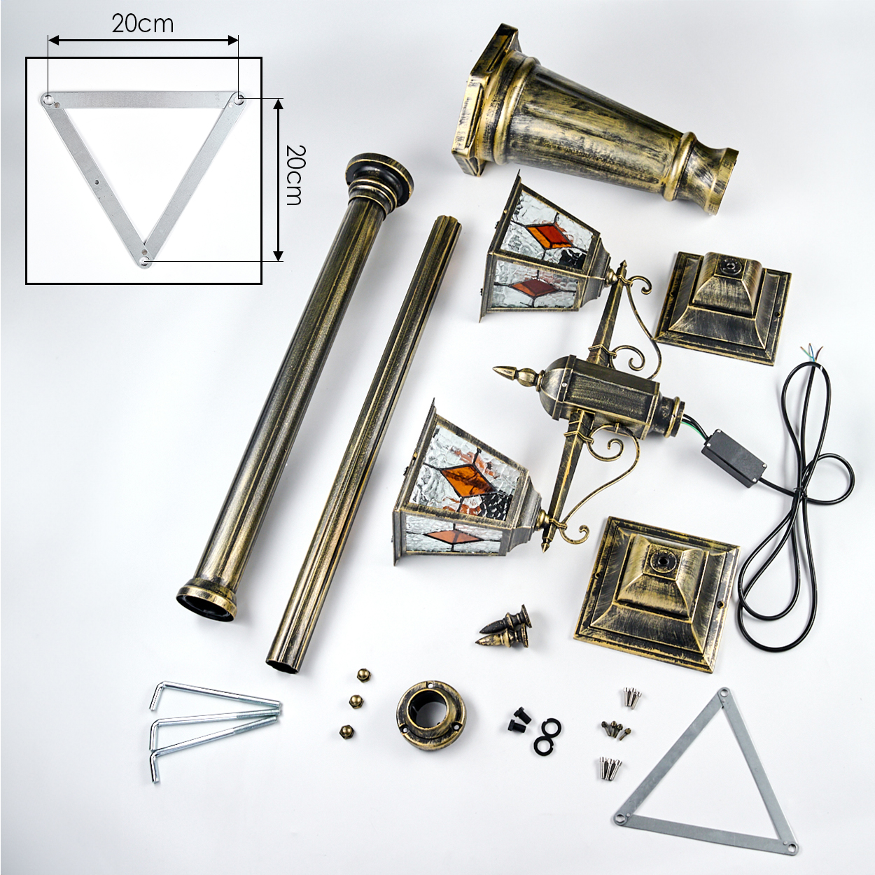 Zerlegte Teile einer antiken Lampe. Enthält Stangen, Lampenköpfe mit Buntglas, Basisteile und diverses Schraubenwerkzeug.
