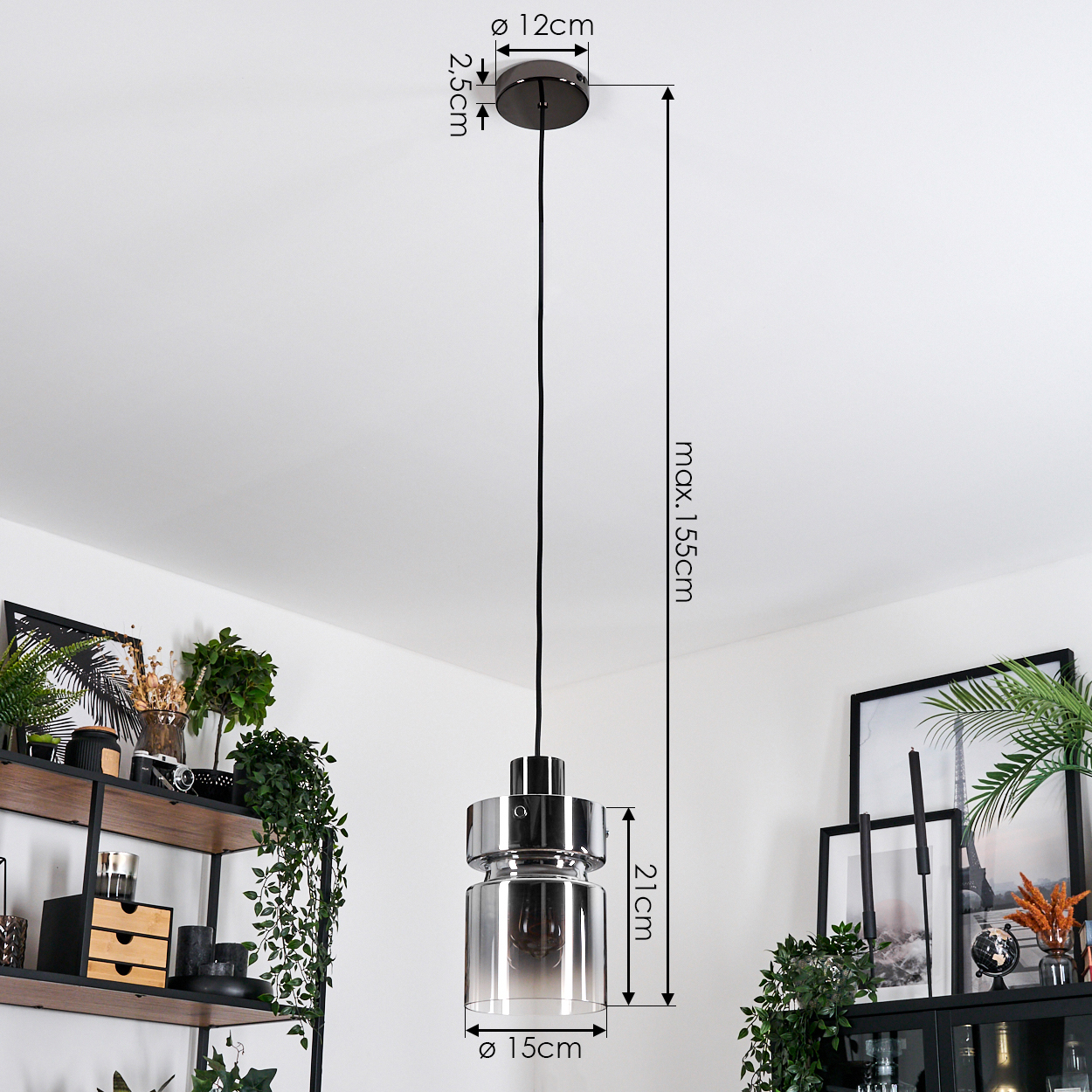 Eine moderne Pendelleuchte mit zylindrischem Glasschirm hängt von der Decke. Abmessungen sind mit schwarzen Linien und Text gekennzeichnet.