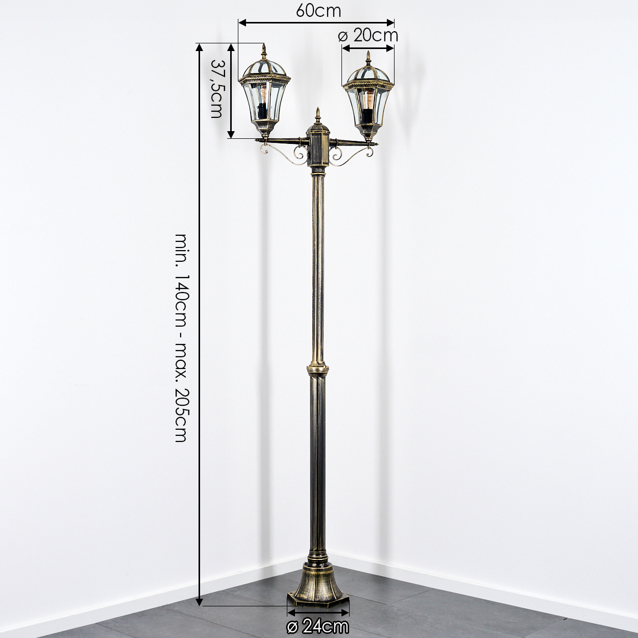 Eine dekorative, antike Außenlaterne. Sie hat zwei Lampen, eine hohe Stange und einen Sockel. Die Abmessungen sind ebenfalls angegeben.