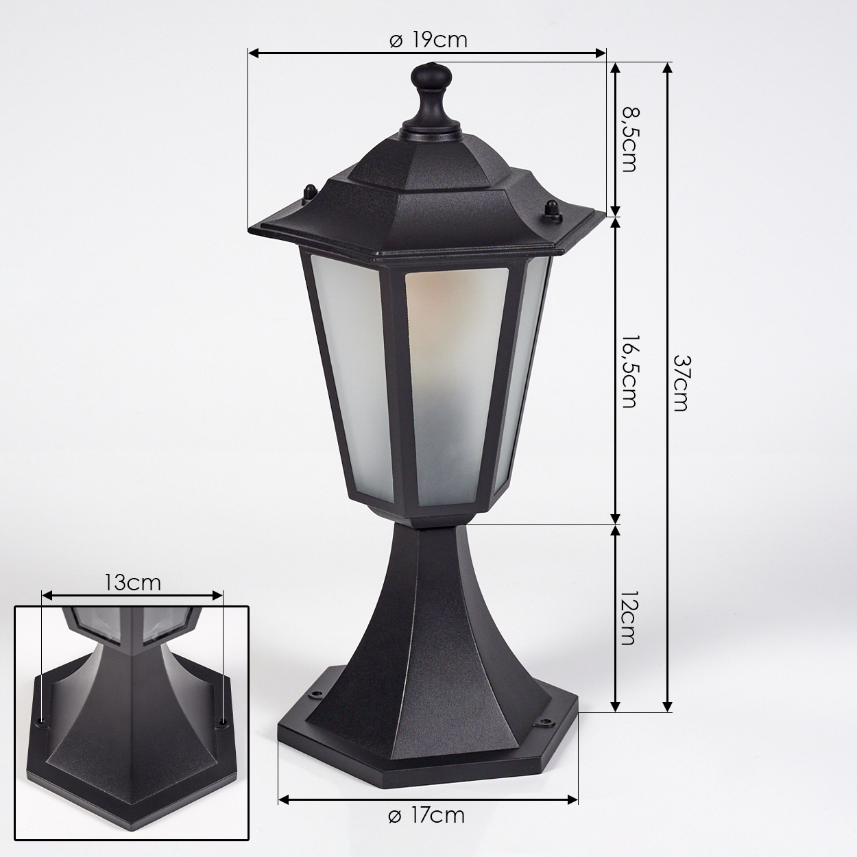 Schwarze Außenlampe mit Milchglas. Abmessungen: Höhe 37cm, Basisdurchmesser 17cm, oberer Durchmesser 19cm. Nahaufnahme des Sockels.