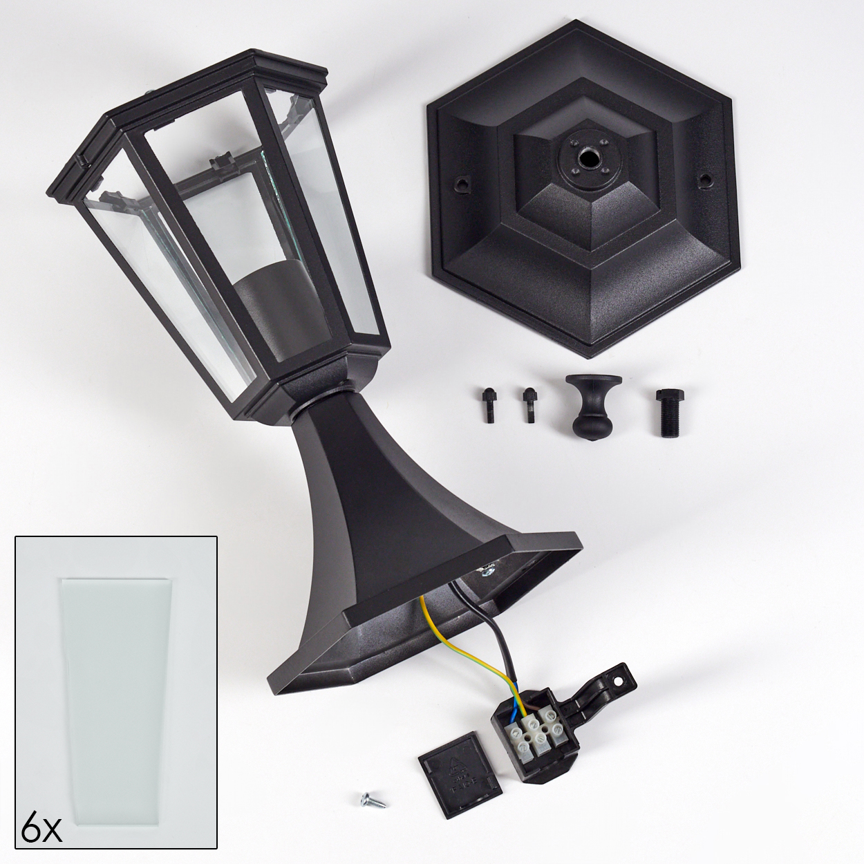 Schwarze Außenlampe zerlegt auf Weiß. Teile umfassen Lampe, Sockel, Schrauben, Glasscheiben und elektrische Komponenten.