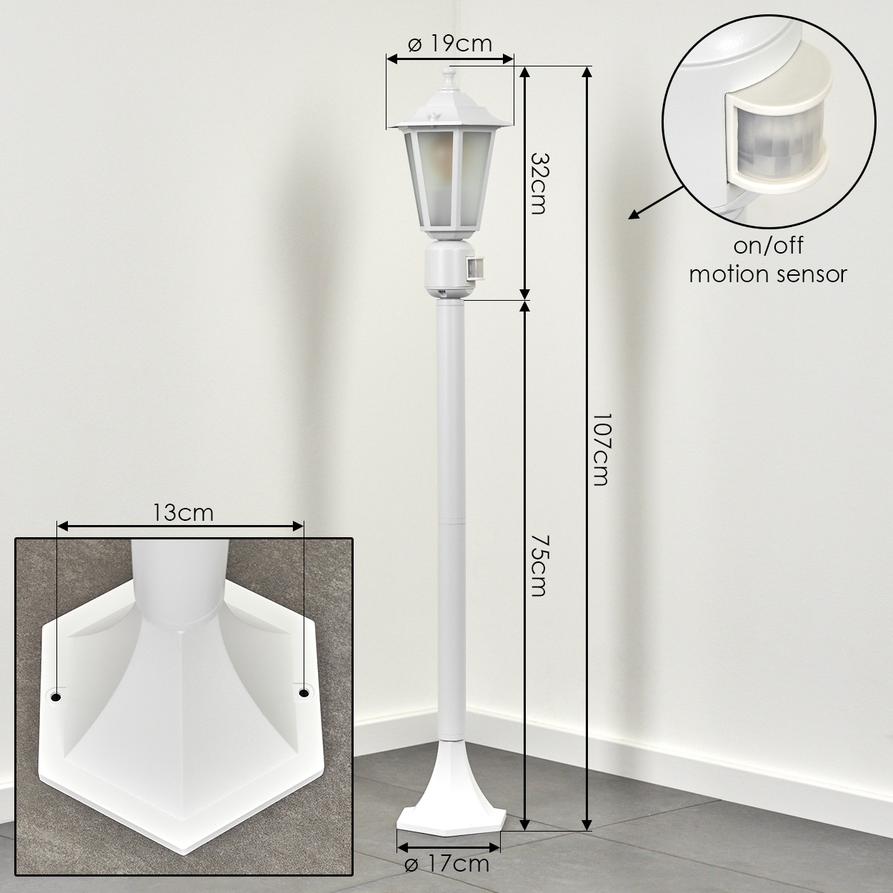 Weiße Außenlampe mit Maßangaben. Inklusive Bewegungssensor und Basisdetail. Hintergrund ist ein grauer Boden und eine weiße Wand.