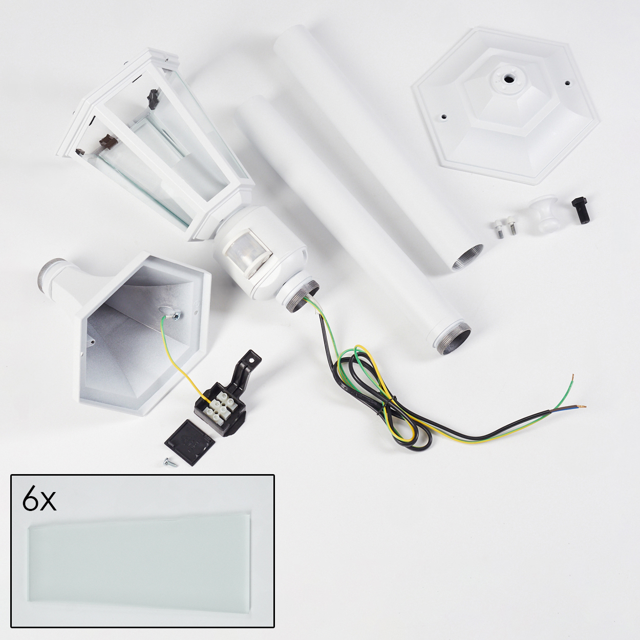 Zerlegte weiße Laternenpfahlteile auf weißer Oberfläche. Komponenten umfassen Lampe, Pfähle, Sockel, Glasscheiben und Verkabelung.
