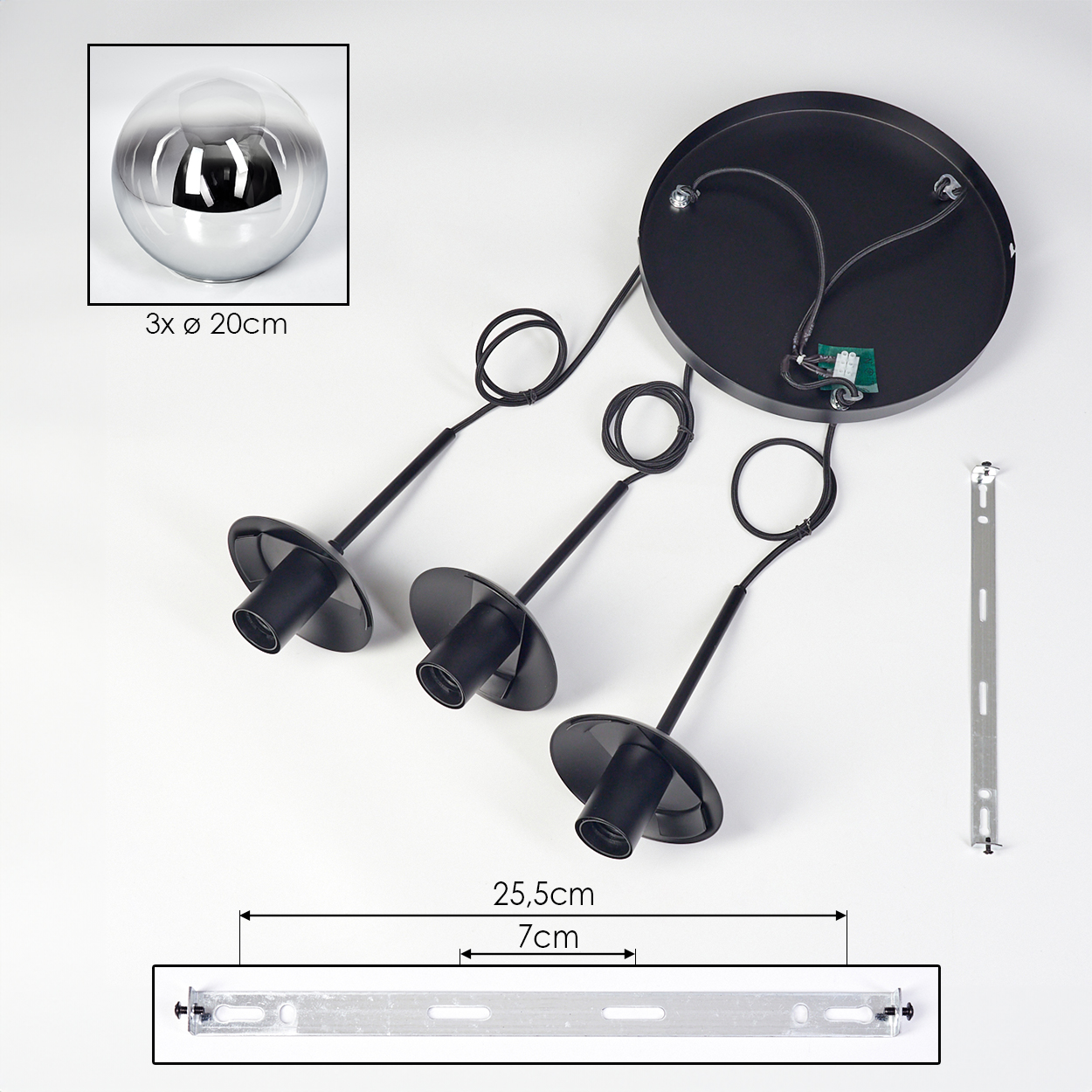 Schwarze Deckenlampe mit drei nach unten gerichteten Lichtern, einer silbernen Kugel und einer Metallhalterung auf weißem Untergrund.