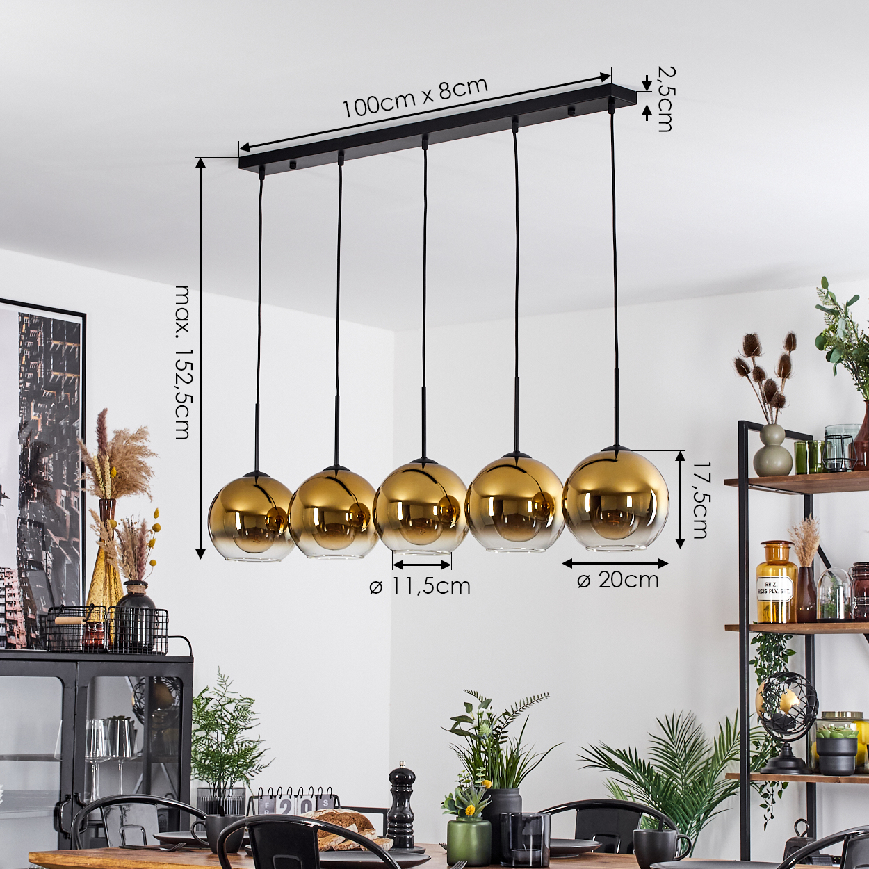 Ein Esszimmer mit einem schwarzen und goldenen Kronleuchter. Der Kronleuchter hat fünf goldene Kugellampen. Der Raum hat auch einen Tisch und Regale.