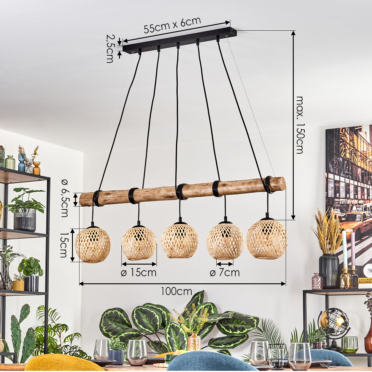 Eine moderne Hängelampe mit gewebten Lampenschirmen, die an einem Holzbalken aufgehängt ist. Abmessungen sind im Bild angegeben.