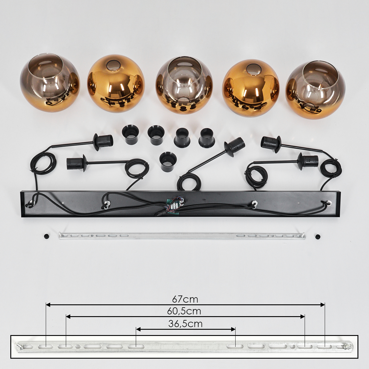 Draufsicht einer zerlegten Lampe. Sie hat fünf Glaskugeln, schwarze Drähte, elektrische Bauteile und Metallstangen mit Maßen.