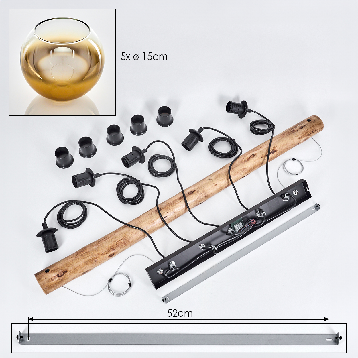 Zerlegte Pendelleuchte. Enthält einen Holzbalken, schwarze elektrische Komponenten, eine Glaskugel und Metallteile. Alles auf Weiß.