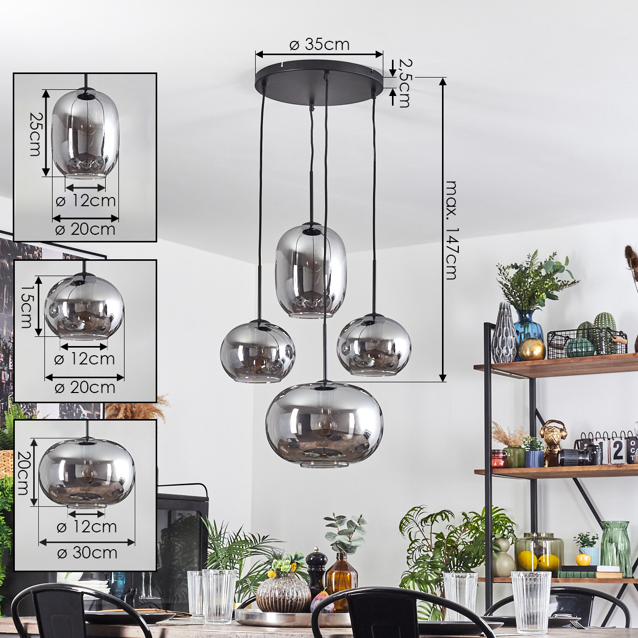 Eine moderne Hängeleuchte mit vier rauchfarbenen Glasschirmen hängt über einem Esstisch. Abmessungen sind angegeben. Im Hintergrund ein Regal mit Dekoration.