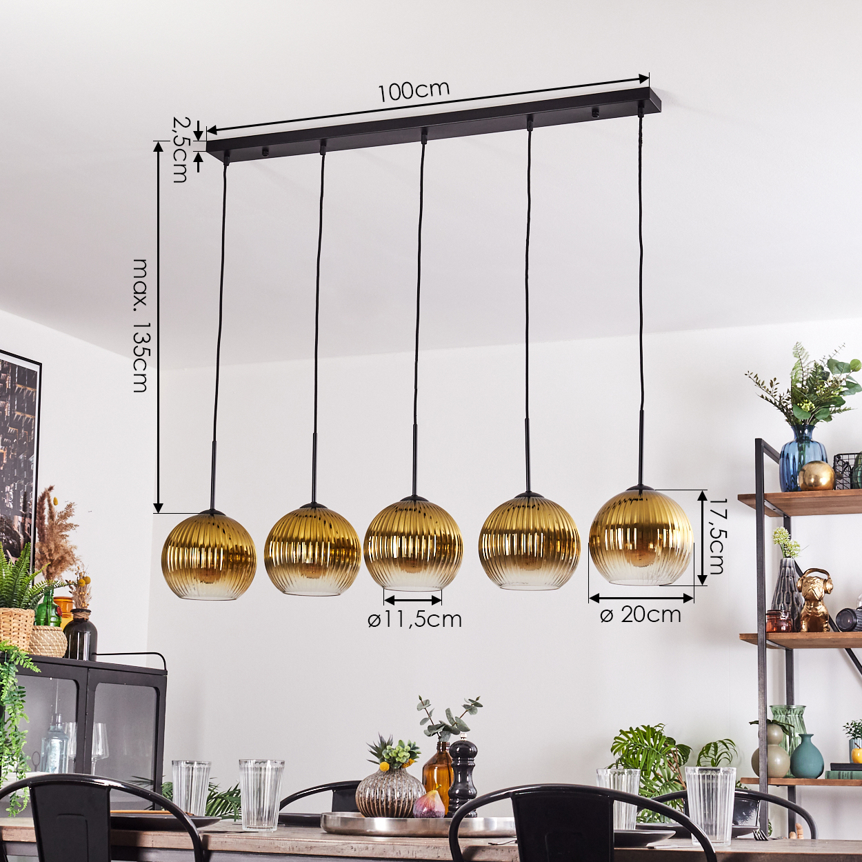 Fünf goldfarbene Pendelleuchten hängen über einem Tisch. Abmessungen sind angegeben. Hintergrund zeigt ein Regal mit Vasen und Dekorationen.