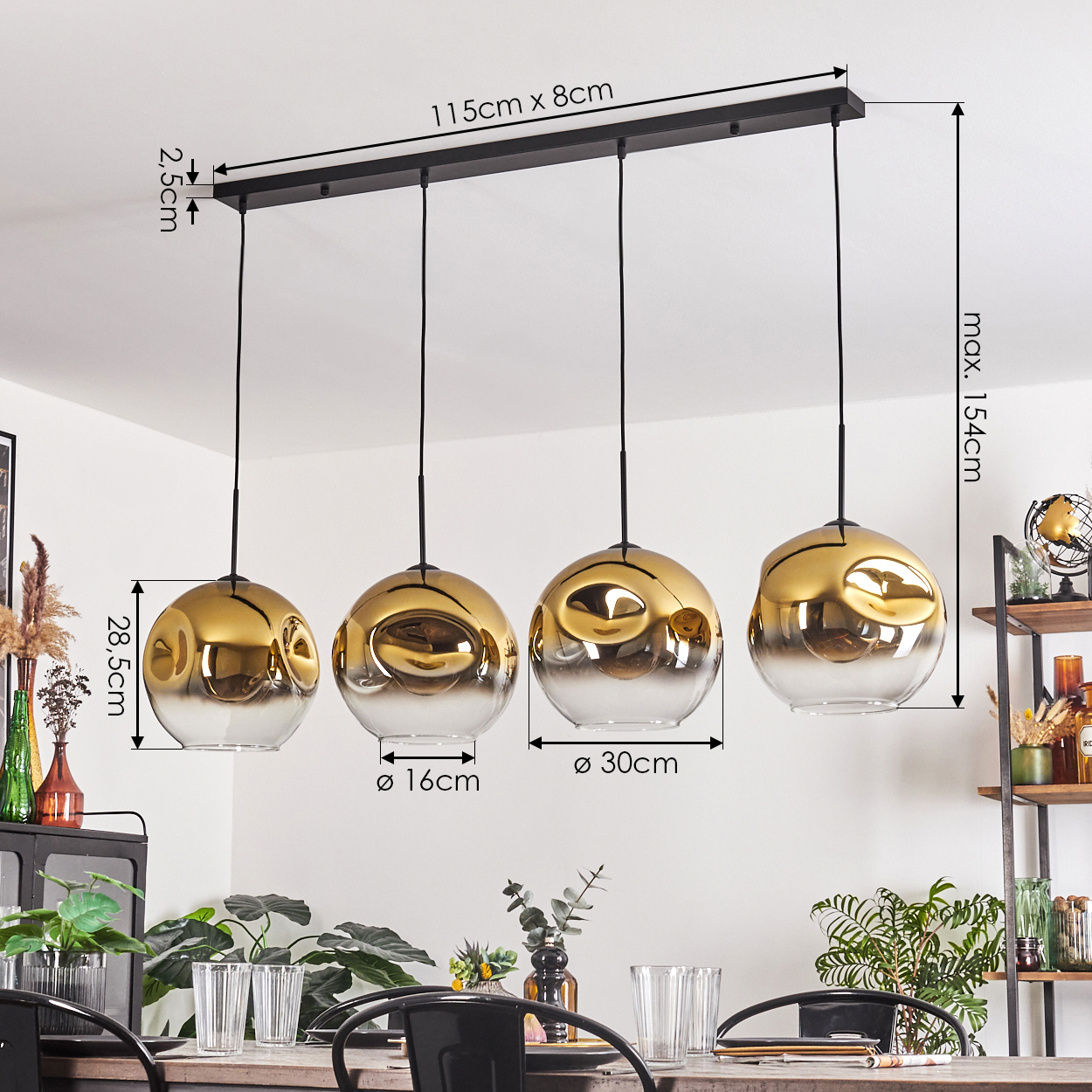 Vier gold- und gläserne Pendelleuchten hängen über einem Holztisch. Abmessungen sind angegeben. Pflanzen und Gläser sind sichtbar.