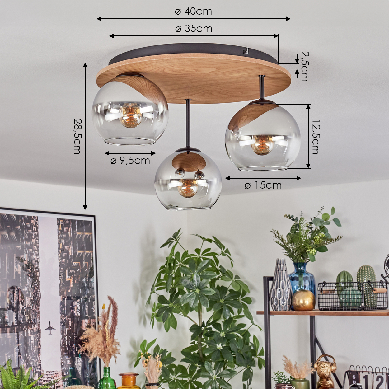 Eine moderne Deckenlampe mit drei Glaskugeln. Die Lampe hat Holz- und schwarze Metallelemente. Im Hintergrund gibt es Pflanzen und Dekorationen.