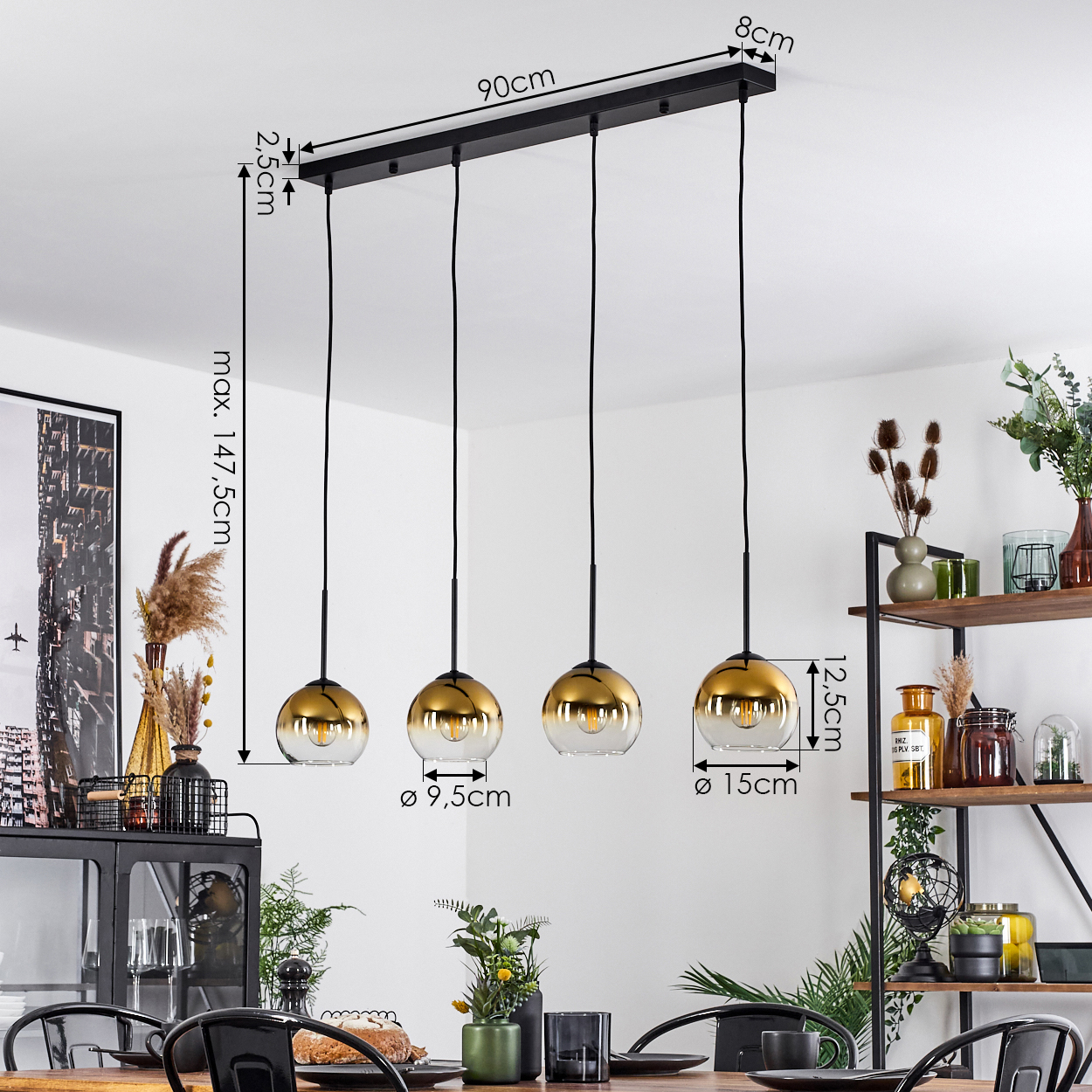 Ein Esszimmer mit einer schwarz-goldenen Pendelleuchte. Ein Tisch ist mit Tellern und Gläsern gedeckt. Regale mit Vasen und Dekorationen im Hintergrund.