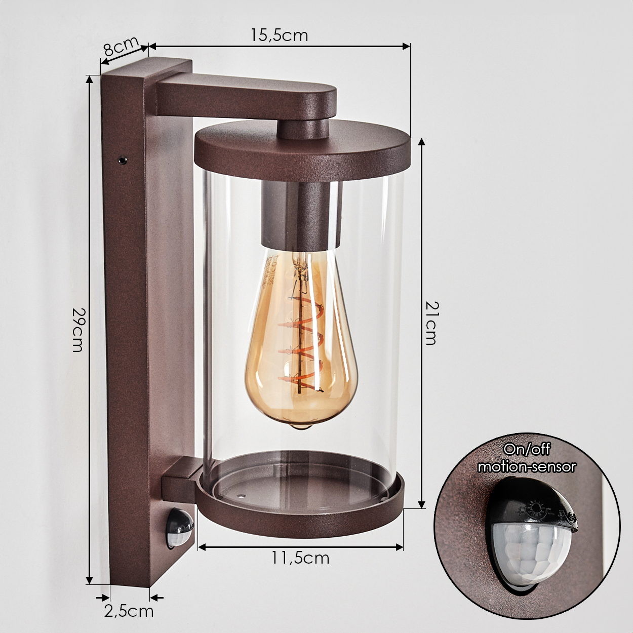 Eine braune Wandlampe mit einem Glaszylinder, der eine Glühbirne enthält. Abmessungen sind auf der Lampe markiert. Sie hat einen Ein/Aus-Bewegungssensor.