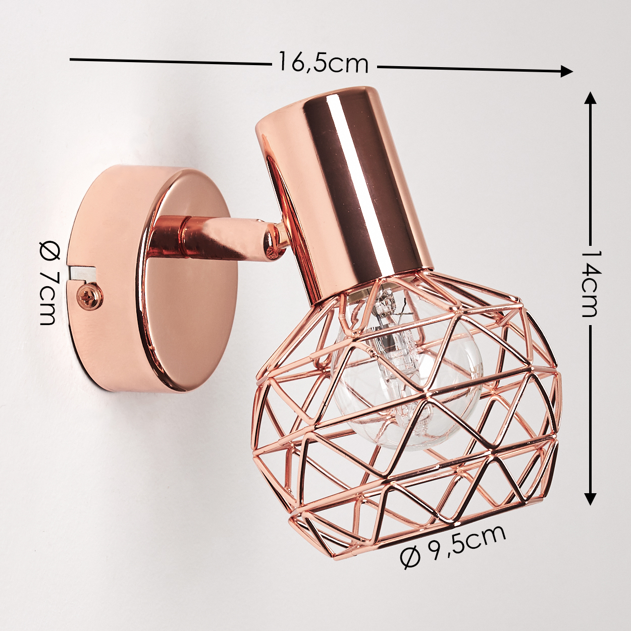 Kupferfarbene Wandlampe mit Maßen. Sie hat einen runden Sockel, einen zylindrischen Hals und einen geometrischen Käfigschirm.