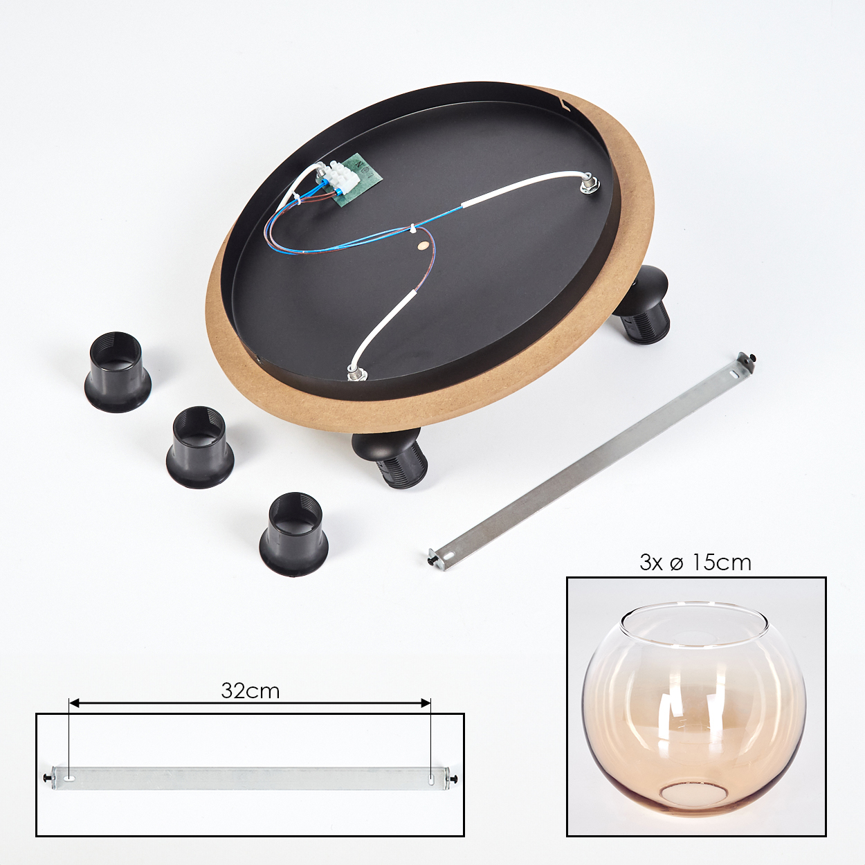 Zerlegte Lampenteile. Enthält eine schwarze und holzfarbene kreisförmige Basis, schwarze Kunststoffteile, eine Metallstange und eine Glasschale.
