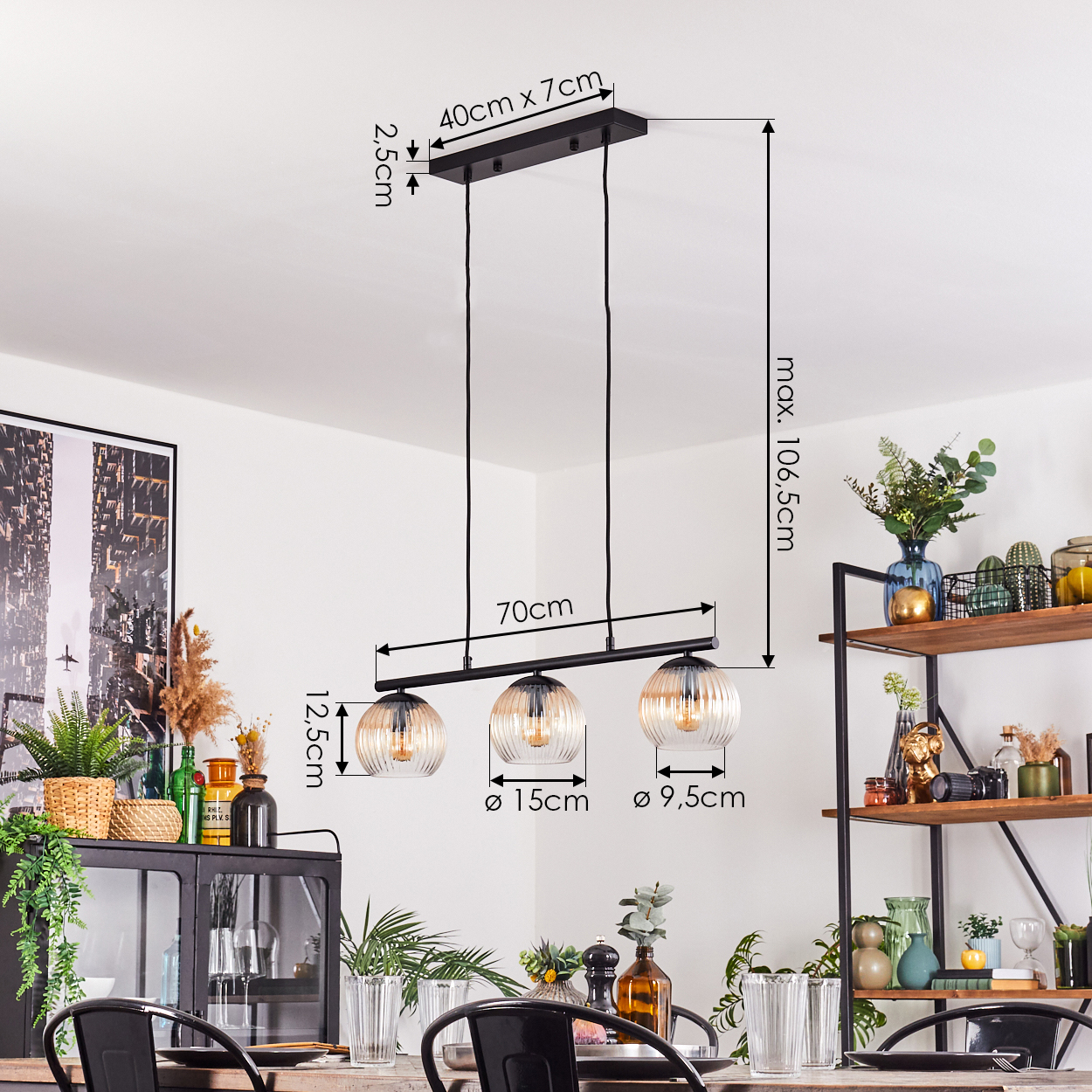 Modernes Esszimmer mit schwarzem Kronleuchter. Abmessungen sind angegeben. Dekorative Elemente: Pflanzen, Vasen.