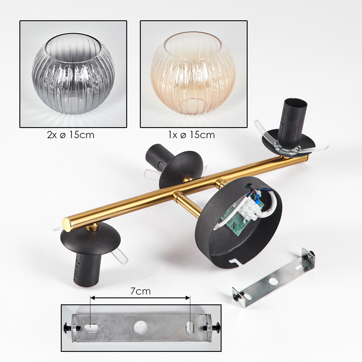 Zerlegte Deckenlampe mit drei Glasschirmen, goldenen Armen, schwarzen Sockeln und einer Metallhalterung auf weißem Untergrund.