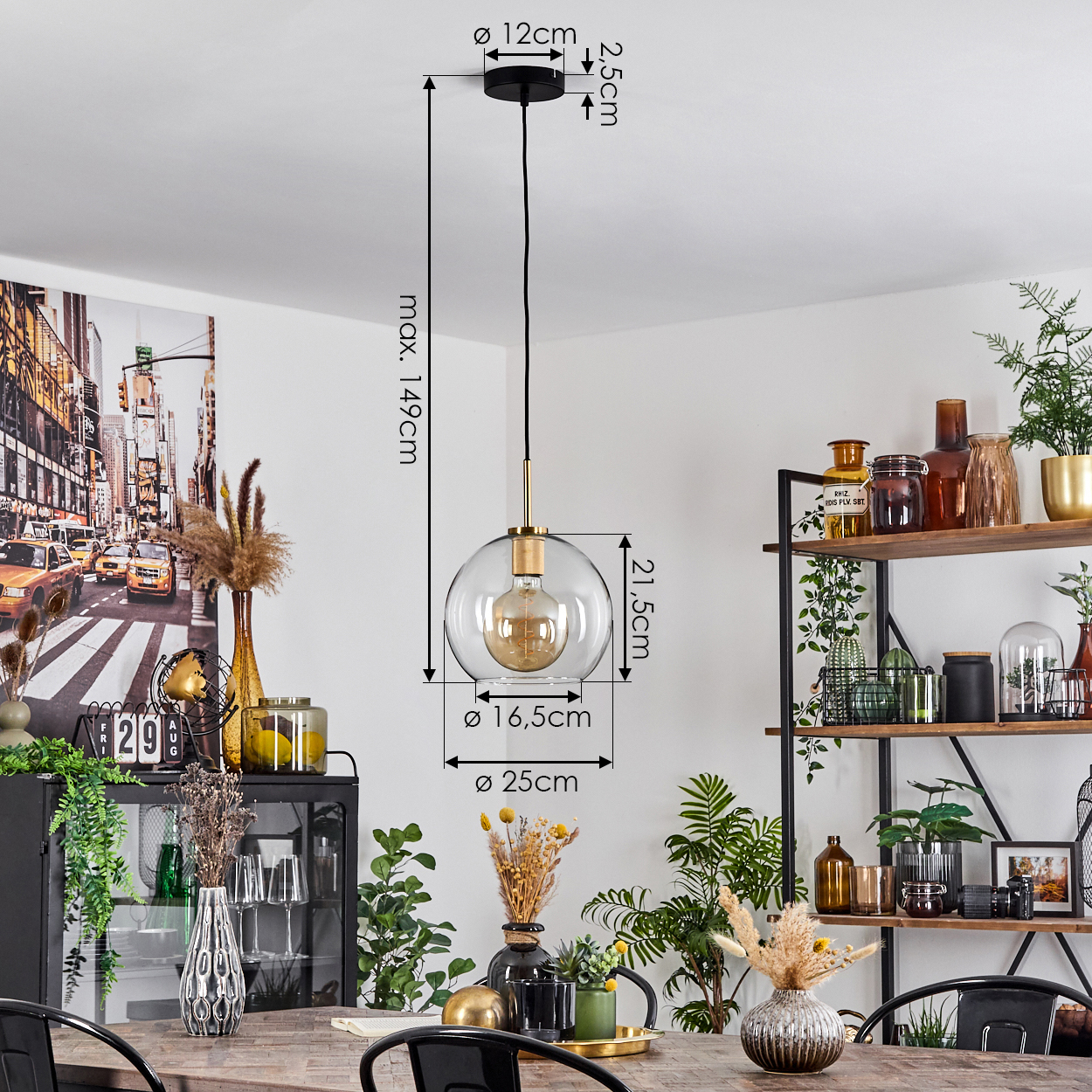 Ein modernes Esszimmer mit einer durchsichtigen Kugel-Pendelleuchte. Weitere Dekorationen sind Vasen, Pflanzen und ein Foto von New York City.