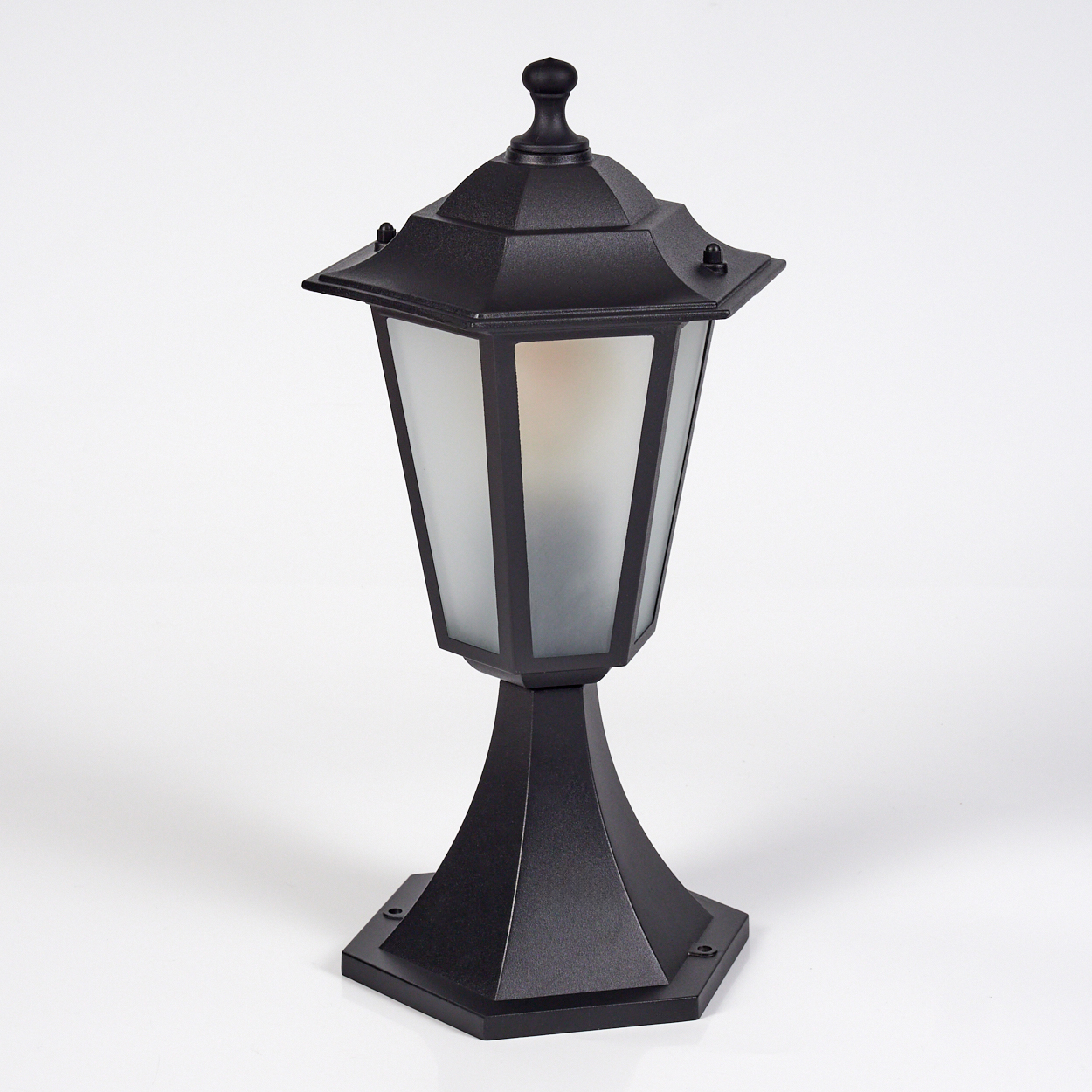 Eine schwarze Außenlampe. Sie hat einen sechseckigen Sockel, einen Sockel und einen laternenförmigen Aufsatz mit Milchglasscheiben.