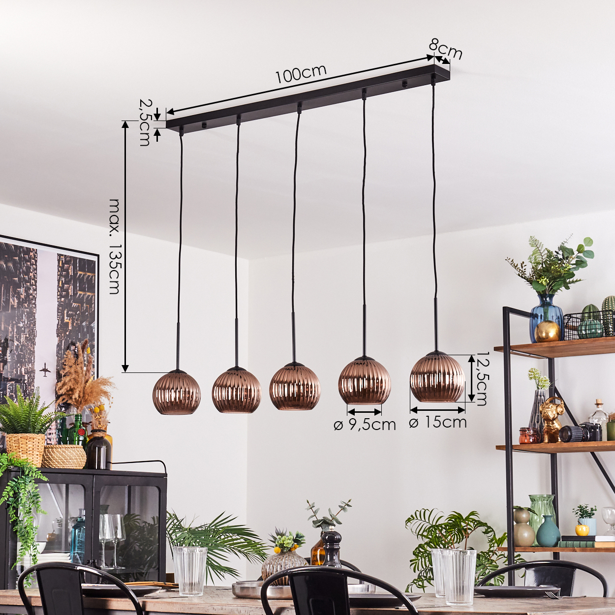 Ein Esszimmer mit einer schwarzen Metall-Deckenlampe mit fünf kupferfarbenen Lampenschirmen. Maße sind angegeben.