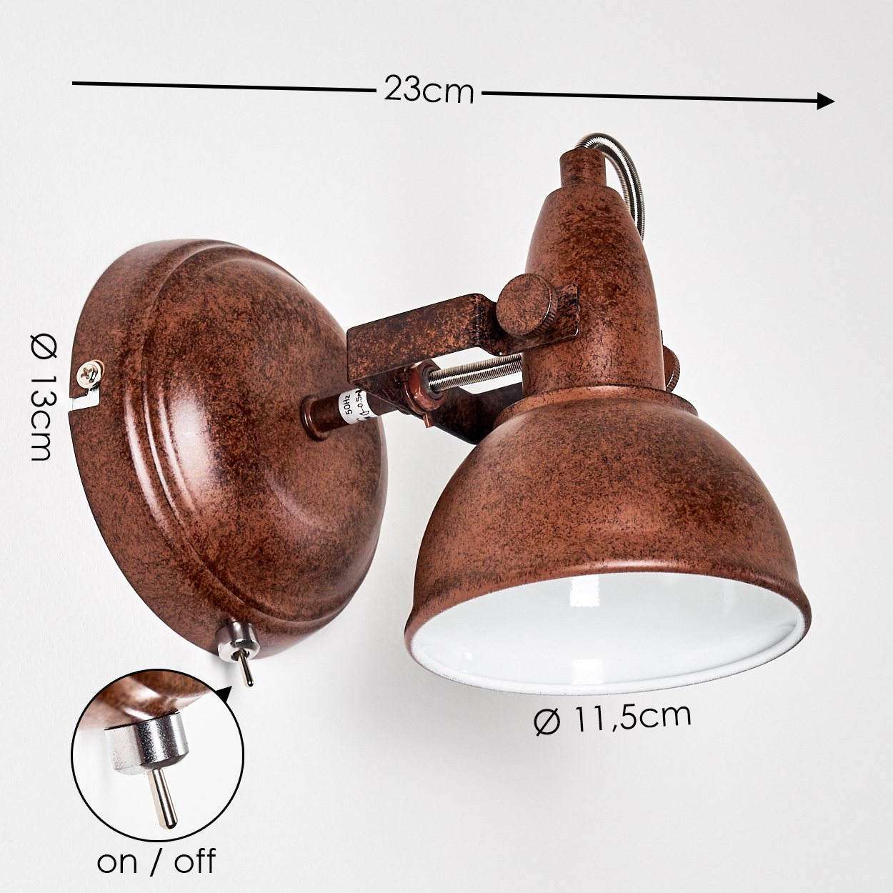 Eine bronzefarbene Wandlampe mit weißem Innenraum. Sie hat einen runden Sockel, einen Schwenkarm und eine konische Lampe. Der Ein/Aus-Schalter ist sichtbar.