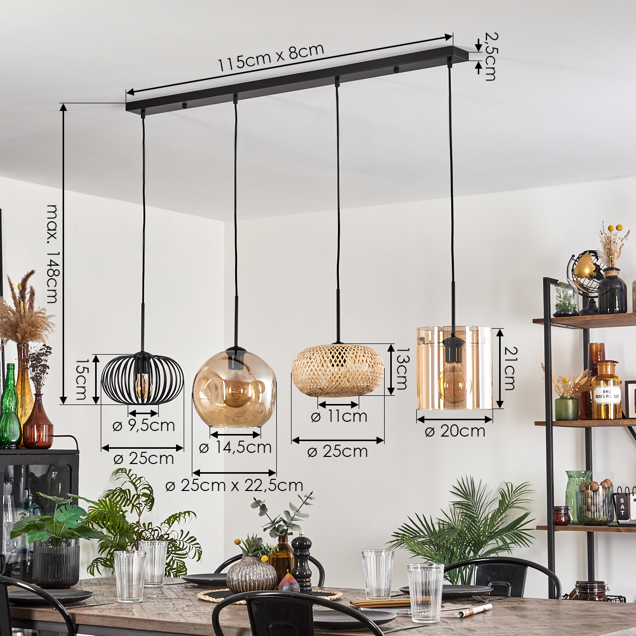 Ein Esszimmer mit Hängelampen in verschiedenen Designs. Ein Tisch ist mit Gläsern und Pflanzen gedeckt. Maße werden angezeigt.